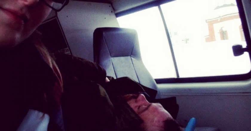 сотрудница скорой в Кирове выкладывает селфи с больными без сознания