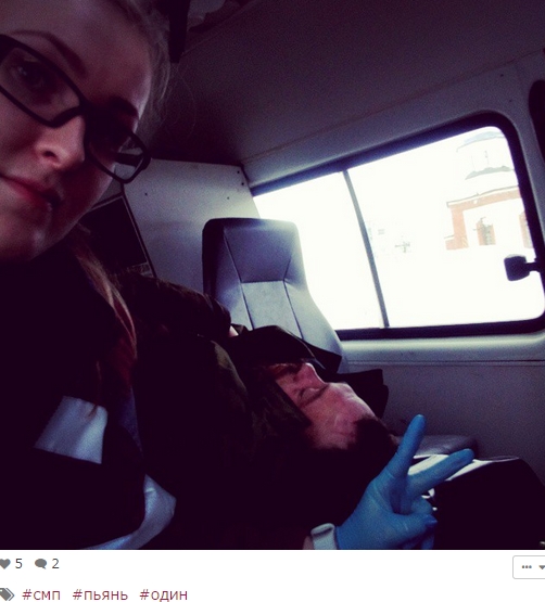 сотрудница скорой в Кирове выкладывает селфи с больными без сознания