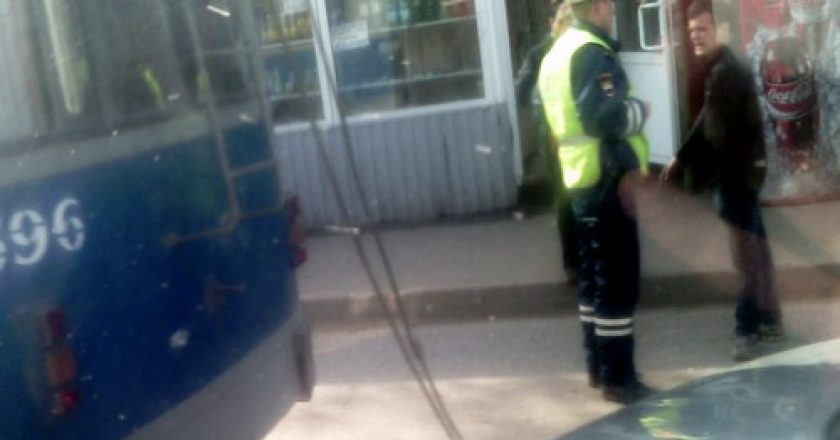 В Кирове пенсионерка выпала из троллейбуса