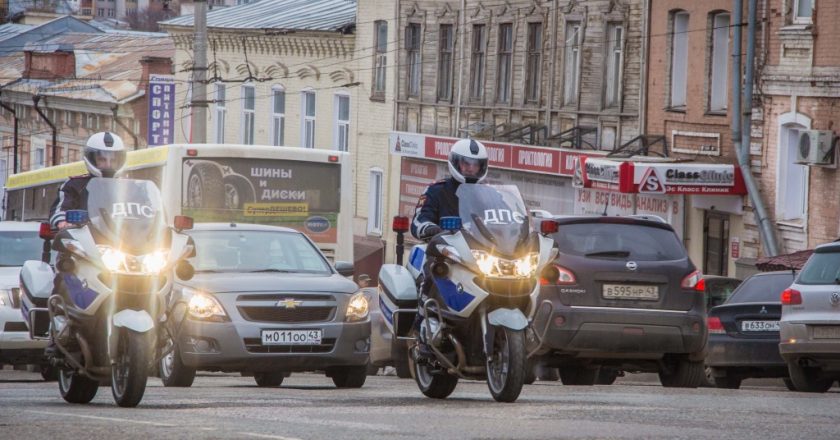 За улицами в Кирове начал следить патруль на мотоциклах