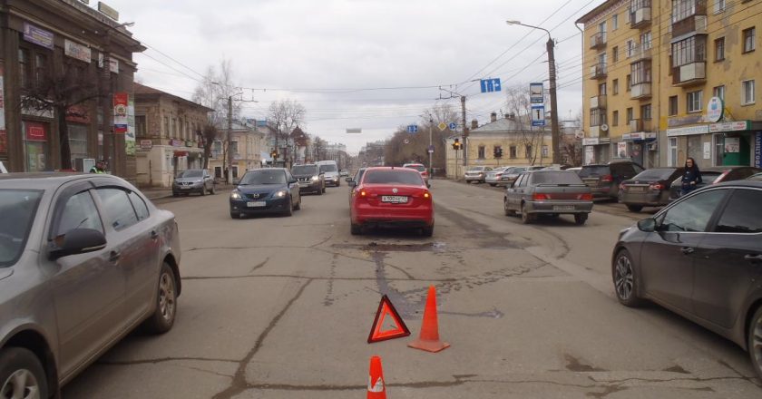 В Кирове столкнулись 2 «Фольксвагена»