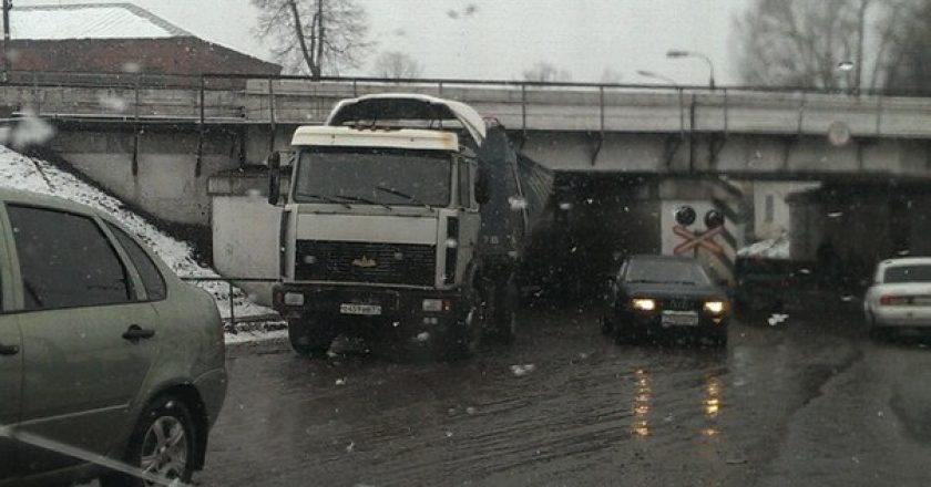 В Котельниче Кировской области фура со стройматериалами застряла под мостом