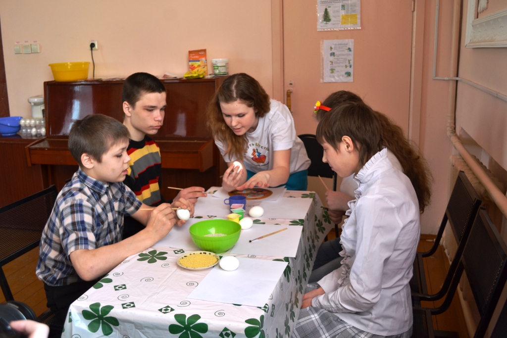 Воспитанники Мурыгинского детского дома-интерната вместе с волонтерами движения "Добрая воля" украсили пасхальные яица