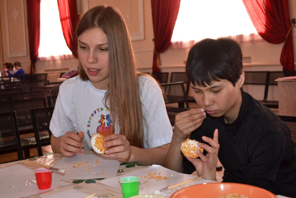 Воспитанники Мурыгинского детского дома-интерната вместе с волонтерами движения "Добрая воля" украсили пасхальные яица