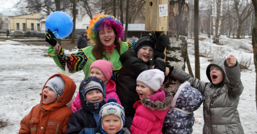 Энергетики повесили скворечники в парке Победы в Кирове