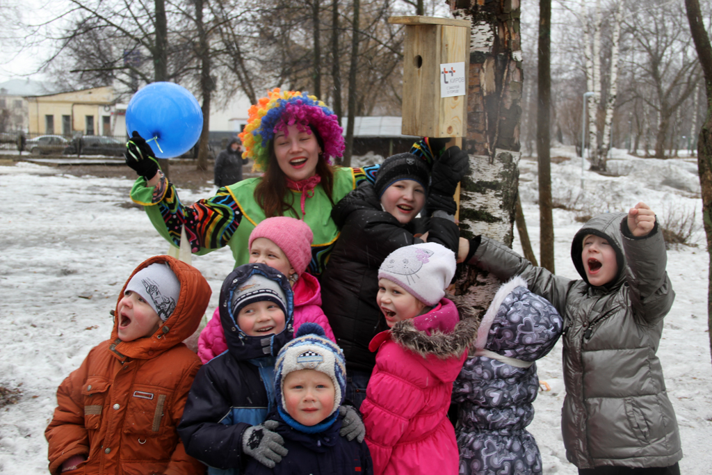 Энергетики повесили скворечники в парке Победы в Кирове