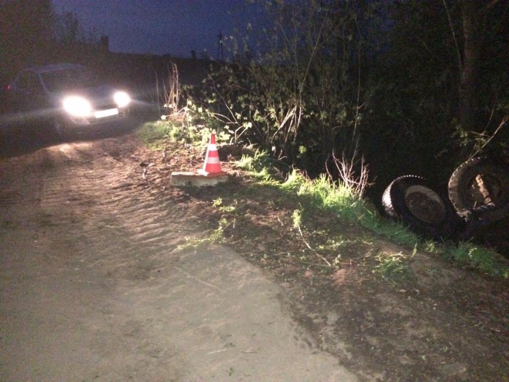 В Вятскополянском районе Кировской области тракторист опрокинулся в кювет