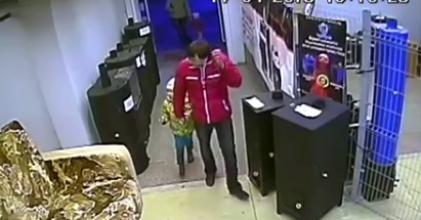 Сотрудниками отдела полиции в Кирове устанавливается личность мужчины, подозреваемого в хищении продуктовой тележки из кировского магазина.