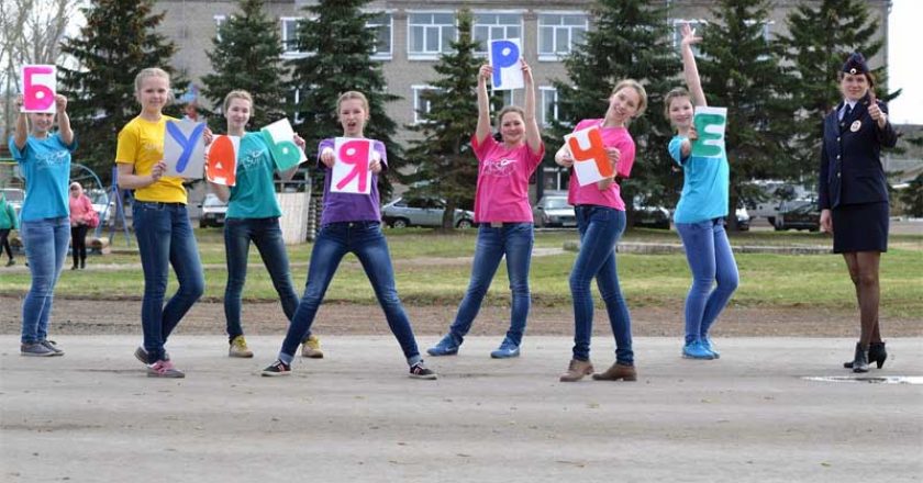 Более пятисот волонтеров Кировской области приняли участие в танцевальном флэшмобе «Будь ярким! Стань заметным!»