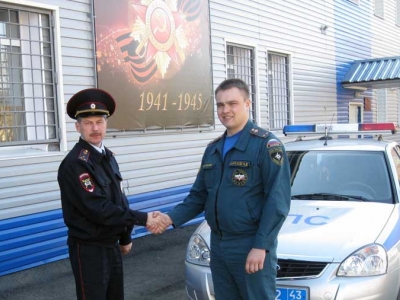 В Кировской области полицейский оказал помощь в тушении пожара