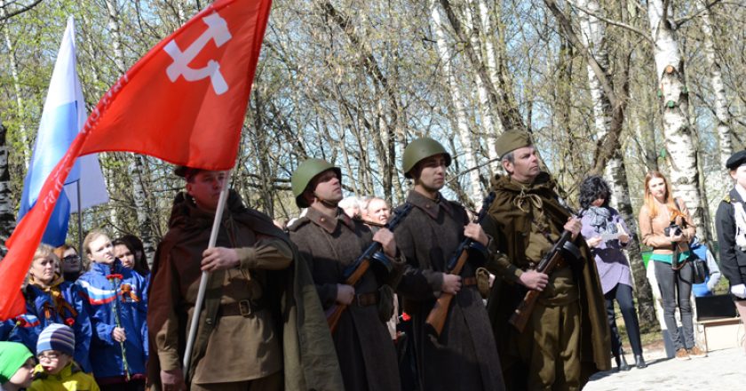 В Кирове открыт памятник знаменосцу Победы Григорию Булатову