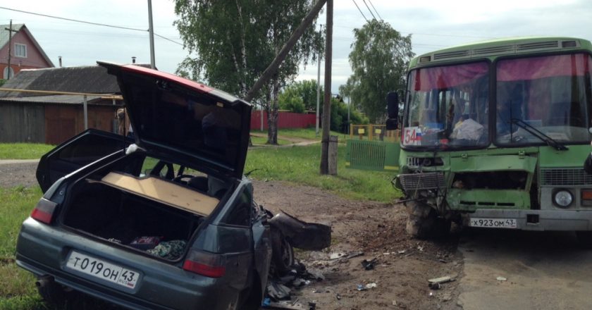 На трассе из Нововятска столкнулись автобус и легковой автомобиль