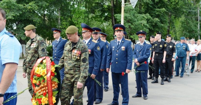 возложили цветы к вечному огню в Кирове