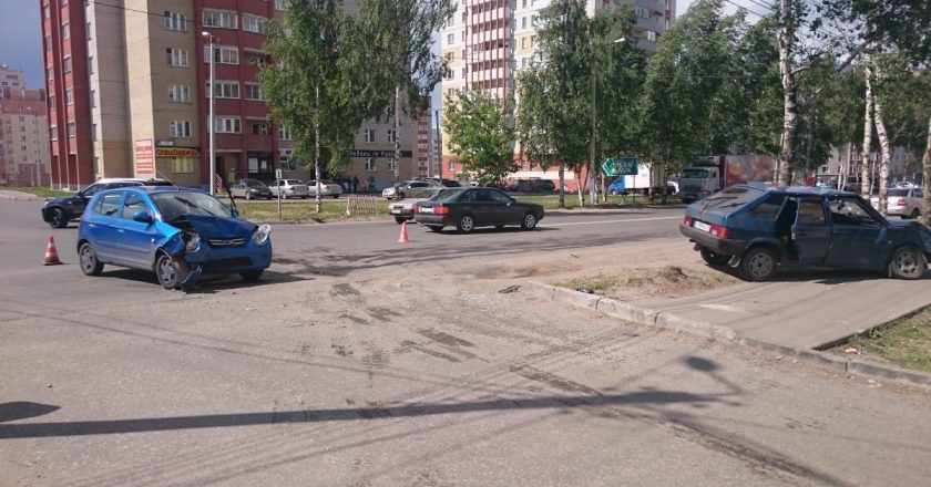 В Кирове столкнулись две легковушки: 4 пострадавших