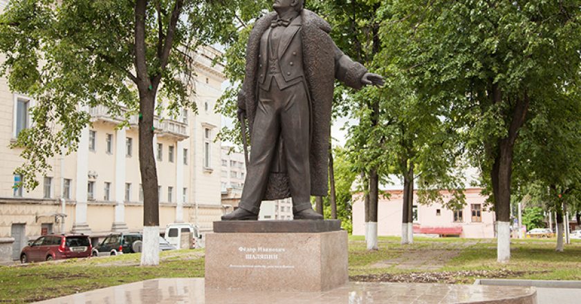 памятник шаляпину в Кирове