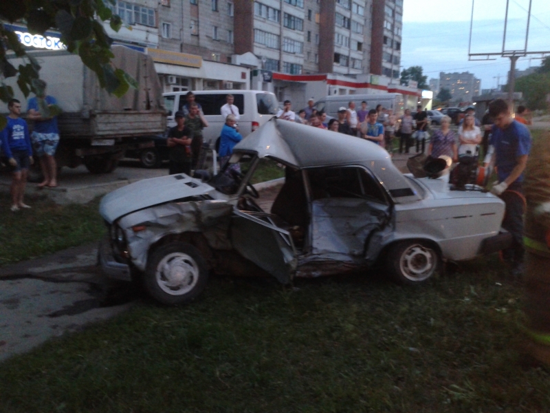 В Кирове столкнулись «Тойота» и «ВАЗ»: водитель «шестерки» скончался в больнице