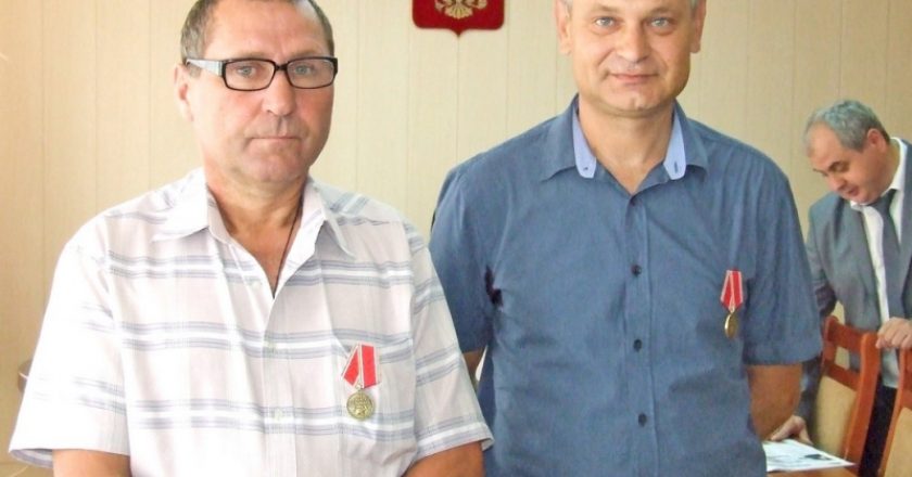 Двоих жителей Вятских полян наградили «За отвагу на пожаре»