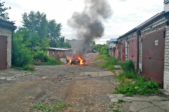 В Кирове сгорел ВАЗ-21099