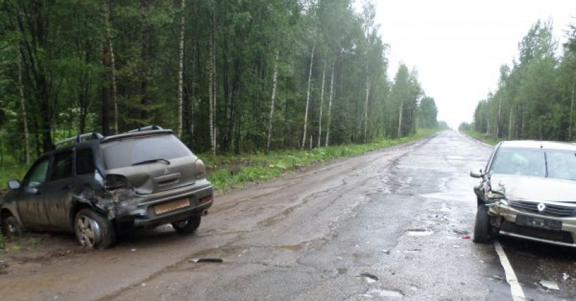 В Кировской области на трассе столкнулись две иномарки