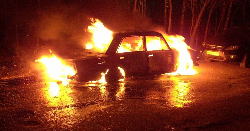 В Кировской области двое пьяных мужчин угнали автомобиль и подожгли его