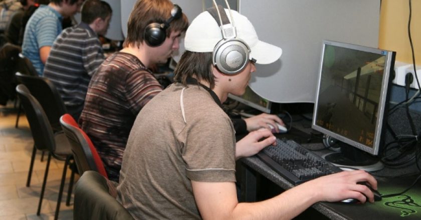 В Кирове подросткам запретили посещать ночью компьютерные клубы и кальянные