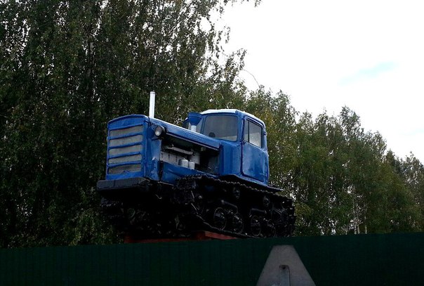 В Котельничском районе Кировсокй области установили памятник трактору