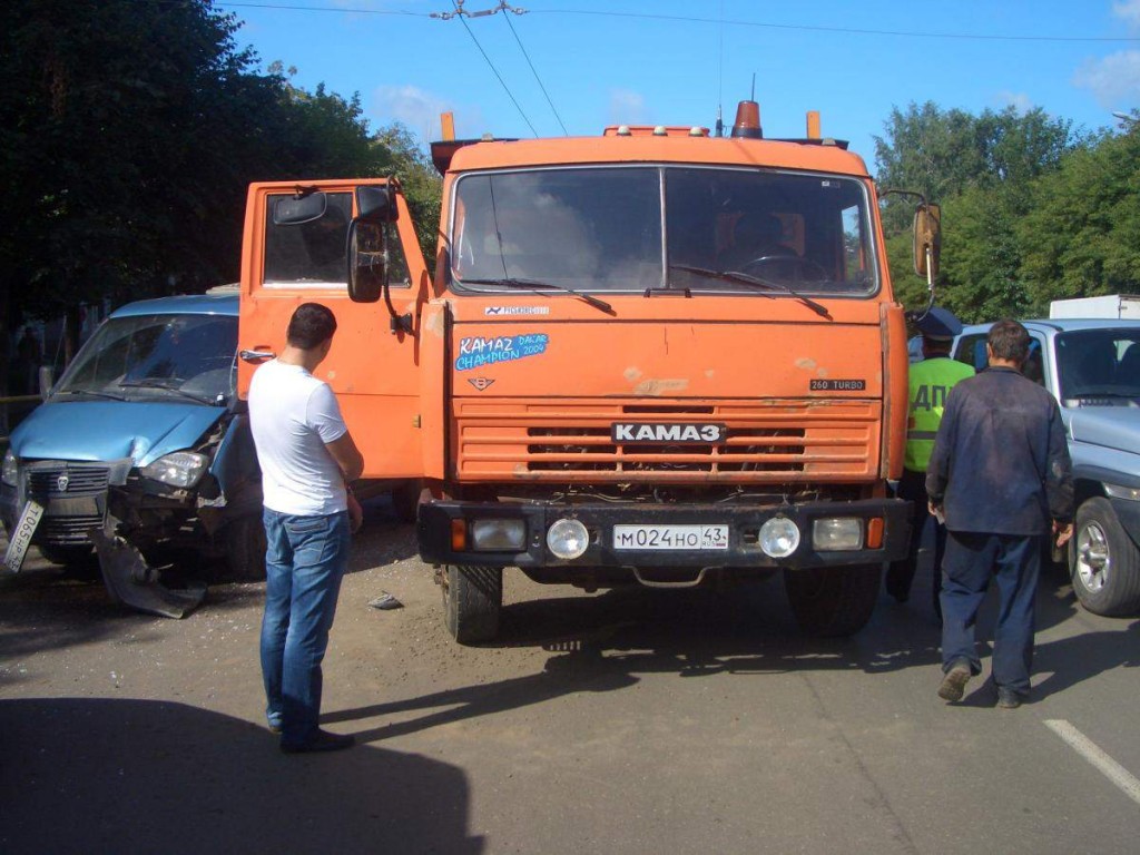 В Кирове столкнулись КАМАЗ и ГАЗ-2217