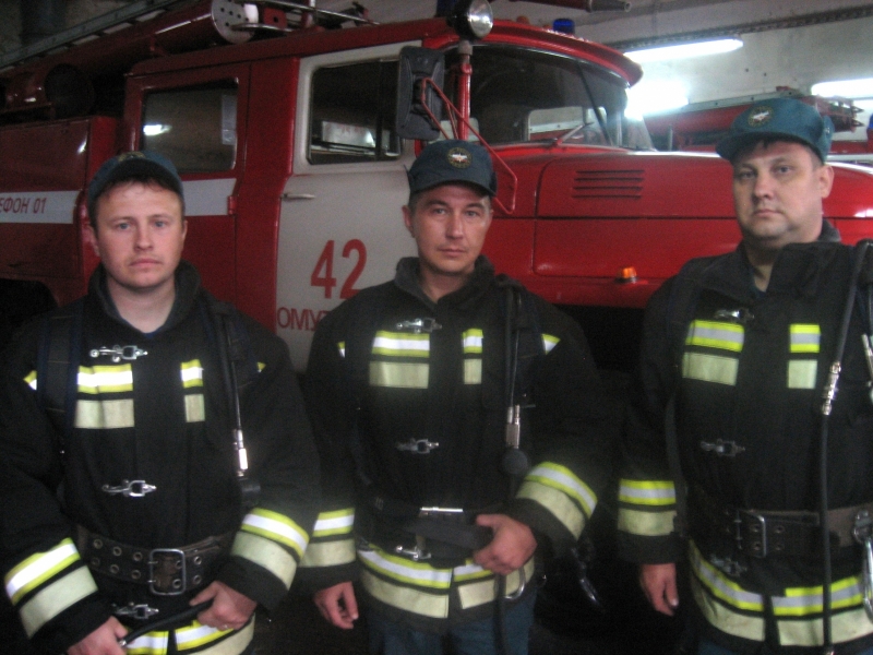 Кировские сотрудники МЧС спасли мужчину из загазованного подвала