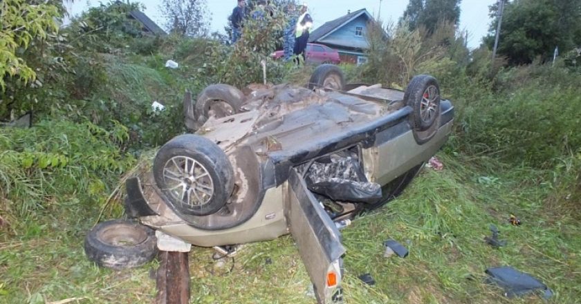 В Кировской области ВАЗ врезался в столб: водитель и пассажир погибли