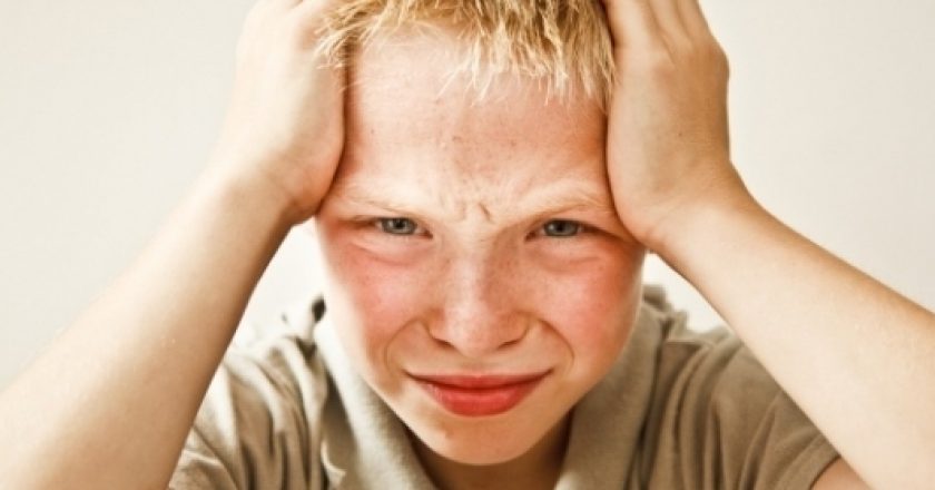 Ученые выяснили, что школа вызывает у детей мигрень