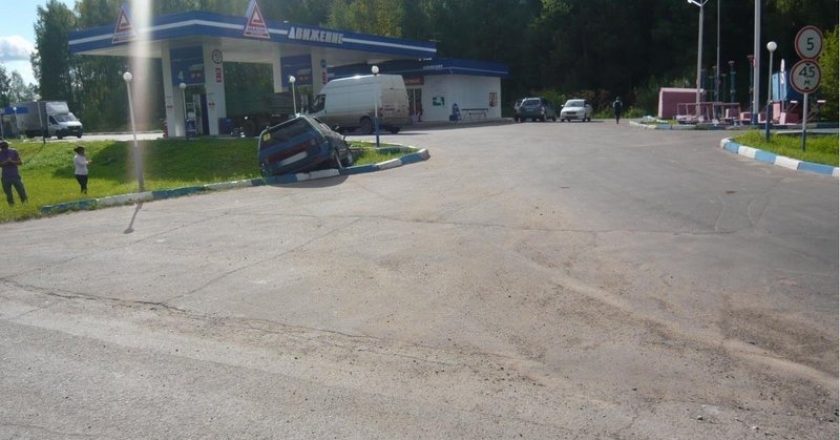 В Кирове при въезде на заправку автоледи не вписалась в поворот и врезалась в бордюр