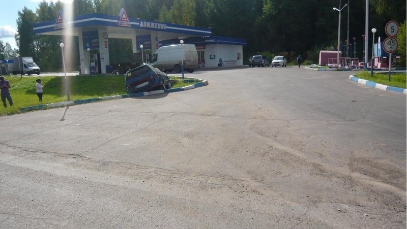 В Кирове при въезде на заправку автоледи не вписалась в поворот и врезалась в бордюр