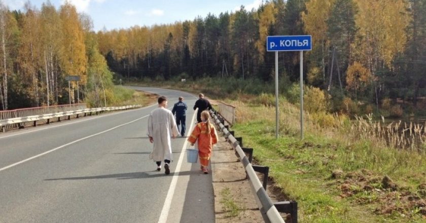 Священник освятил трассу Киров — Пермь