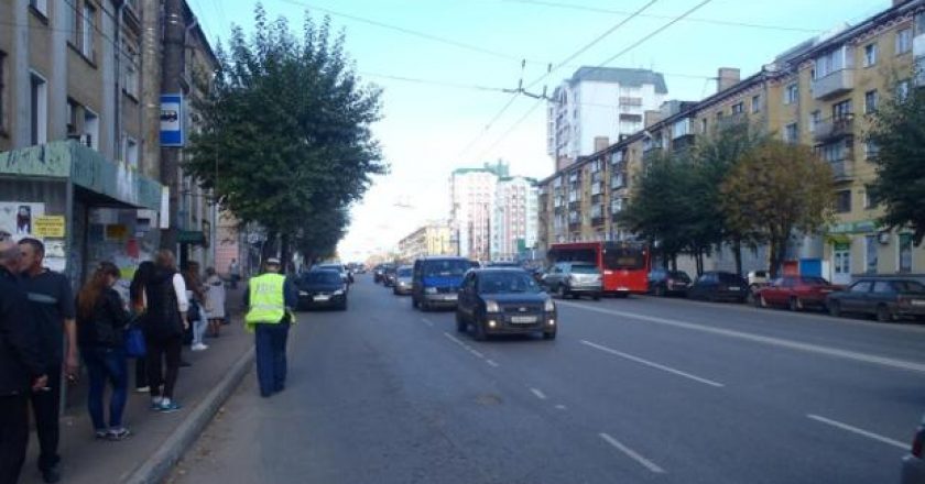 На Ленина в Кирове пассажирка на ходу выпала из автобуса: водитель скрылся