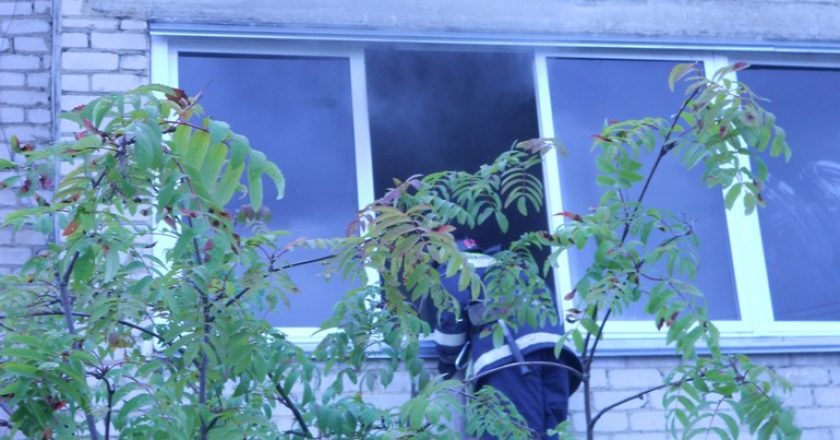 В Верхнекамском районе из горящего дома эвакуировали 15 человек