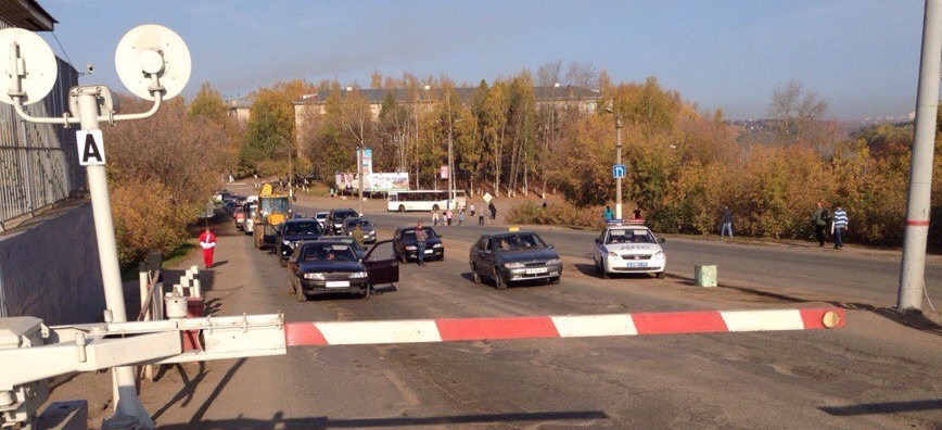 Машины застраяли в большой пробке на «горбатом» переезде в Нововятске
