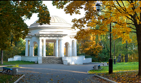 Работы по реконструкции ротонд Александровского сада близки к завершению