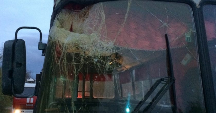 В Кирово-Чепецке автобус врезался в остановку