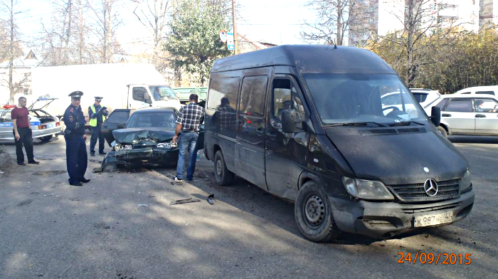 В Кирове столкнулись Mercedes и ВАЗ: пострадали дети