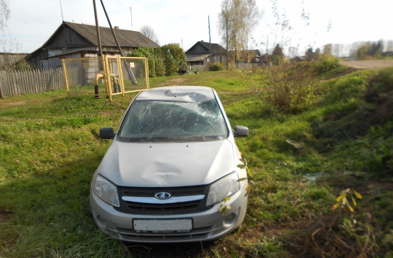 В Зуевском районе «Лада» опрокинулась в кювет