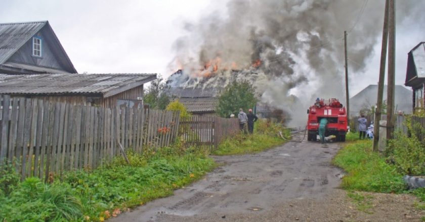 В Омутнинске из-за неисправности дымохода загорелся жилой дом