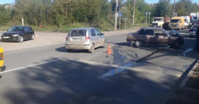 В Кирове столкнулись три автомобиля: один из водителей пострадал