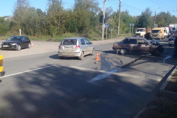 В Кирове столкнулись три автомобиля: один из водителей пострадал