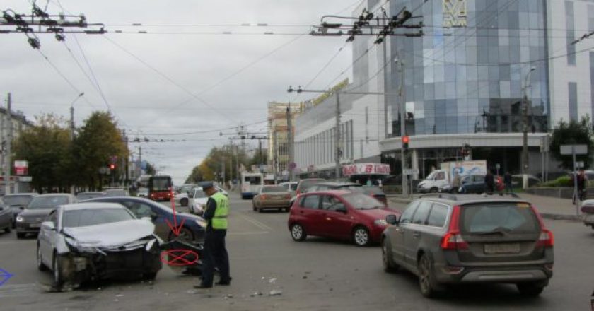 В Кирове на перекрестке у ЦУМа столкнулись две легковушки