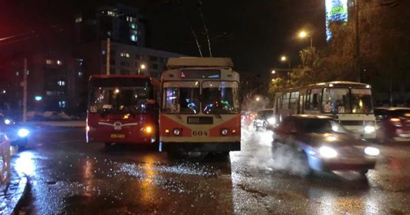 В Кирове столкнулись автобус и троллейбус