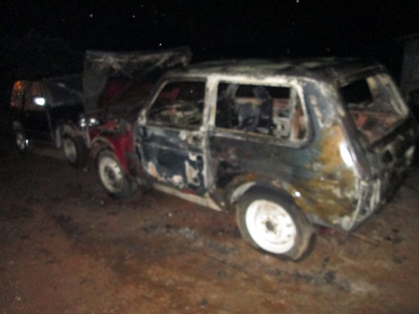 В Кирове сгорела «Нива», в машину подбросили банку с горючим веществом