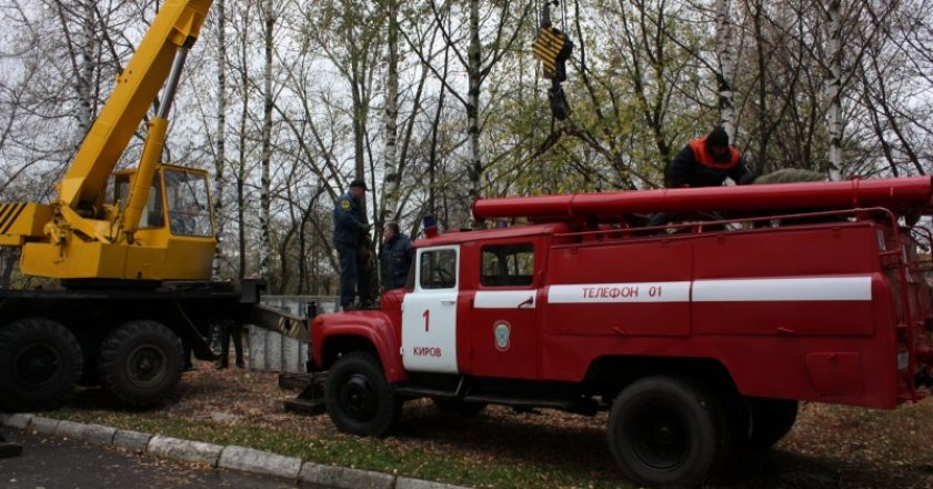 В Кирове появился памятник пожарной машине