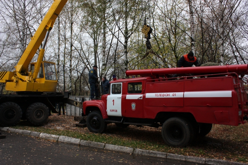 В Кирове появился памятник пожарной машине