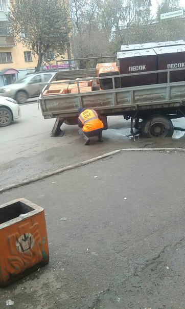 В центре Кирова в яму с водой провалился автомобиль