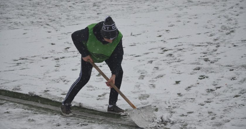 Снегопад лопата снес спорт футбольное поле
